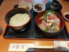 所狭しと並ぶマグロ食堂の中から1つをまず選んで腹ごしらえ。