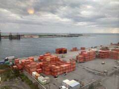 このようにすぐ隣が貨物船のターミナルなので、時々コンテナを動かす音が聞こえてきます。