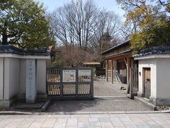 福井市立郷土博物館の後は 養浩館庭園に行きました。養浩館庭園とは江戸時代初期から中期を代表する名園の一つであり、昔は福井藩主松平家の別邸でありました。（養浩館庭園参照）「2016年日本庭園全国ランキング」で日本庭園第5位、2008年から2010年にかけては3年連続で第3位に選ばれるなど高い評価があります。（wikipedia参照）開館時間は午前9時から午後7時（ただし、11月6日から2月末日までは午後5時閉園となります）、定休日は年末年始（12月28日～1月4日 ） となっています。（福井市参照）