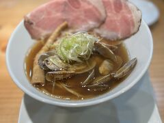 ローストビーフのようなチャーシュー、
穂先の柔らかいメンマ、
どっさり入っているあさり、
貝系のやさしいスープ、
人気があるのはうなずける。