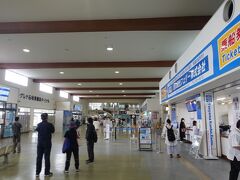 ユーグレナ石垣港離島ターミナルに着きました。
ターミナル内はひと段落がついたのか
この時間は少し空いていました。