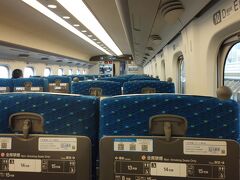 お昼過ぎの新幹線に乗りました。
なんとコロナ以降初めての新幹線の旅です。

平日の午後と言うこともあり、新幹線はガラガラ！