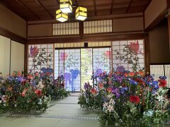 「そうだ、京都行こう」の今年（２０２２年）春のテーマが“花咲く京都”で、フラワーアーティスト越智康貴氏の協力のもと、４寺院（東福寺・雲龍院・随心院・妙満寺）で初めての取り組みを展開しています。

“花の間”は、造花と花柄の障子戸で華やかに彩られています。
