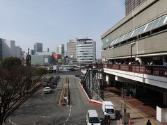 羽田空港から神戸空港までは1時間20分ほどです。空港からは神戸ポートライナーに乗って三宮に来ます。三宮はいろいろな路線が乗り入れていて複雑です。きょろきょろしながら阪神電車の改札を目指します。