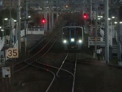2022.01.08　松山ゆき普通列車車内
拡大すると真っ暗になる。市坪を通過。