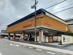 ホテルの方が安いので 引き返して 2時間400円のレンタサイクルを借りた
天橋立近くの通りまで行くと 2時間 400円のレンタサイクルがあった　