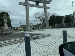 車に戻って那古寺に向かう途中、大きな鳥居を見つけたので鶴谷八幡宮に寄って見ることにしました。