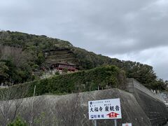 那古観音からまた少し走って崖観音に到着です。
岩にへばりつくように観音堂があります。