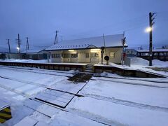 立派な駅舎がある。