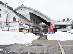 　雪の壁の向こうに道の駅がありました。「津南観光物産館」(  https://www.town.tsunan.niigata.jp/site/kanko/kanko-bussankan.html    )