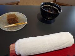 さて、さっきたらふく食べたばかりですが…
ROKU  KYOTOにチェックインしてウェルカムわらび餅とお茶をいただきました。