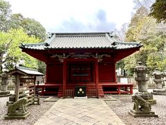 仙波東照宮の拝殿。単層の入母屋造り、日本三大東照宮の一つとされています。
拝殿前の狛犬は江戸城から移設されたもので、埼玉最古の狛犬です。