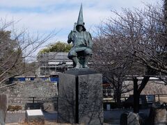 熊本城を築いた加藤清正公像がありました
無学な私はこの後熊本城でお勉強して
この方のすごさを知りました (^^;)