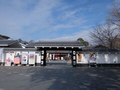 行幸橋を渡ると
「桜の馬場 城彩苑」の真ん前に出ました
「熊本城ミュージアムわくわく座」とか
気になるところがありそうなので
とりあえず入ってみましょう＾＾