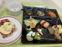 朝食ビュッフェ。
エッグベネディクトと沖縄っぽいおかずをちょこちょこ。