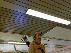 札幌駅のアイヌ？の像です
