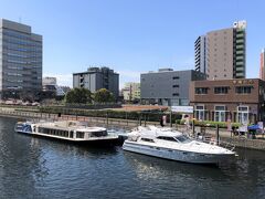 東京・天王洲アイル「ジールクルージング（天王洲ヤマツピア）」前
のクルーズ船の写真。

奥に見えるダークブラウンの建物1階に地中海料理レストラン
【キャプテンズワーフ 天王洲】があります。
クルーズ船に乗船される方もそちらのトイレを
お借りすることができます。

以前、クルーズ情報を載せました↓

<LA【ロウリーズ・ザ・プライムリブ 赤坂】で女子会♪
NYブルックリン！天王洲はアートの街に！2020年11月にオープンした
水上ホテル『ペタルス トーキョー』ブルワリーレストラン【T.Y.HABOR】
【ブレッドワークス 天王洲】カフェ【リリーケイクス】コタツテラス
【オーシャンスタイル レストランRIDE（ライド）】の泡付きランチ
ボンドストリート＆ボードウォーク★ジールクルーズ>

https://4travel.jp/travelogue/11662376