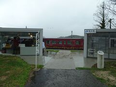 １１：２２　阿川駅に停車、たしか以前にもこの列車は停車していましたが新しいおしゃれな建物ができていました