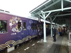 １２：４６　萩駅に停車、観光協会の方々が垂れ幕をもってお出迎えがありました、この列車は次の東萩駅が終着ですがここで下車します