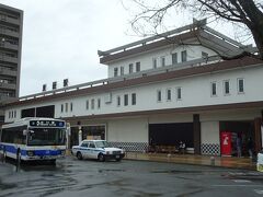 バスは市内を回り15分ほどで東萩駅に到着、こちらは駅舎も立派で人も多いです