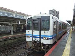 １５：１２　益田駅に到着、向かいホームから１５：２２発の1両だけのキハ120に乗り換えです