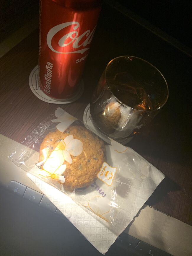 映画を見ていたらCAさんがクッキー🍪くれました。<br />美味しい💋