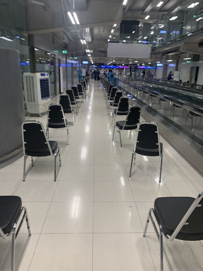 定刻にバンコク到着<br />YouTubeやテレビで見たヤツ！<br />1番前に座れたので書類チェック📄タイランドパスのチェックを済ませて入国<br />ラゲージをピックアップしてから送迎と合流するまで1時間かかってないなぁー