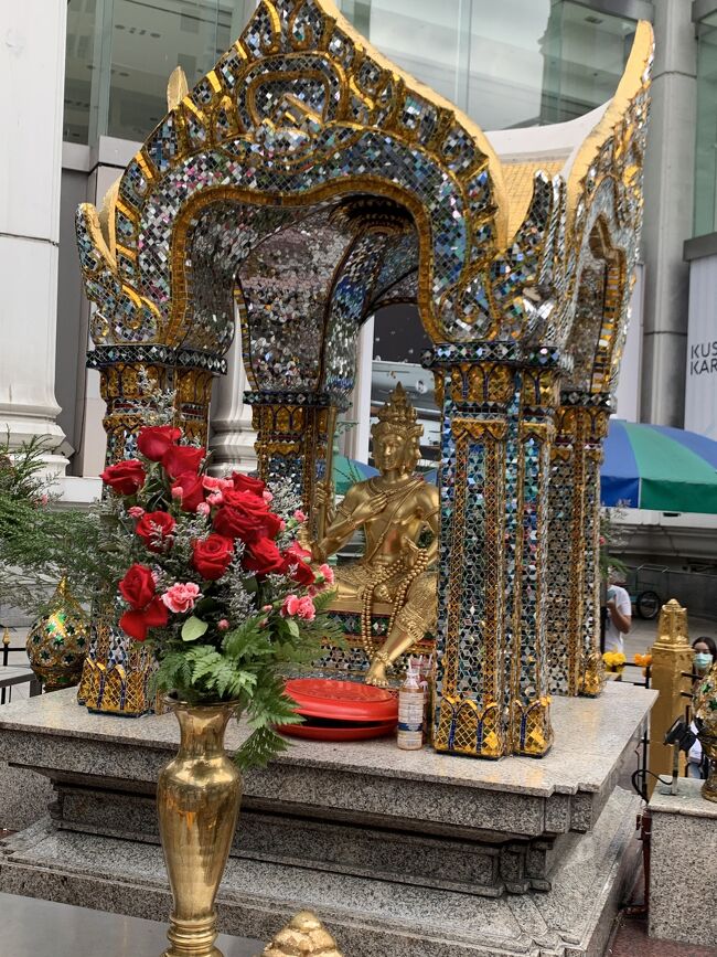 歩いてサイアムもすぐなんで