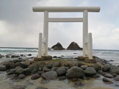 4日めの午後、佐賀の名護屋城から福岡の糸島へ。

あまおうスイーツとかヤシの木ブランコとかを楽しみにしていたのに、どこもいっぱいで車が停められず。
唯一駐車できた二見ヶ浦で、強風の中の夫婦岩を見ました。