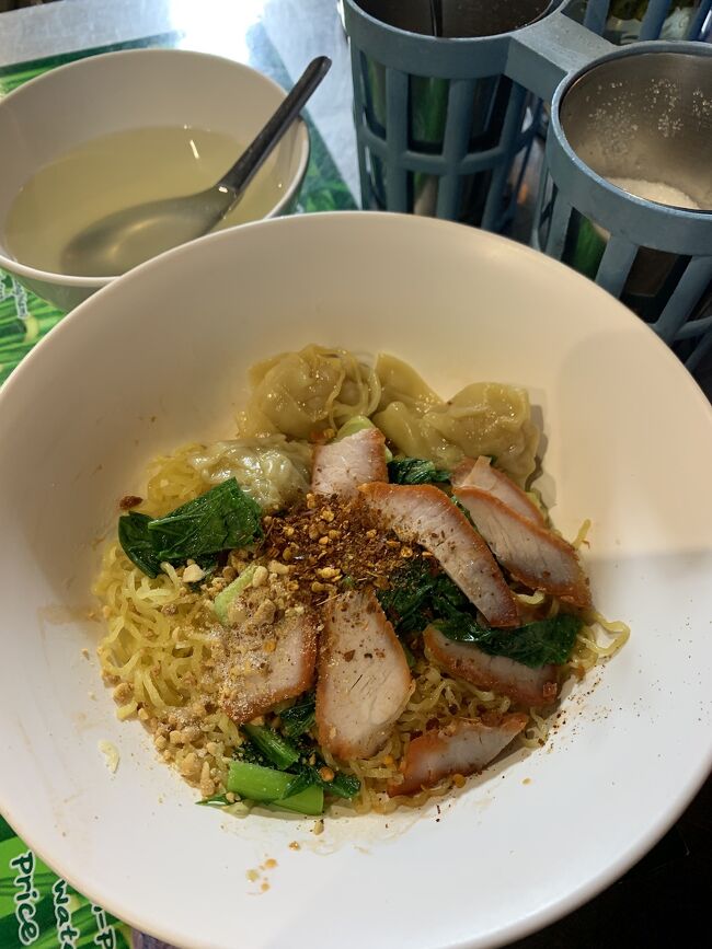 一度ホテルでお昼寝してからシーロムへ<br />コンベット通りでいつものバミー<br />うまい🐴