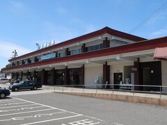 宮島口（みやじまぐち）駅



該駅は、明治３０年（１８９７年）９月２５日開業である。
但し、該駅開業当初は 宮島（みやじま）Ⅰ駅と称した。
該駅設置に鑑み、該駅周辺に停車場設置に要する土地が僅少だった事から、海岸擁壁構築に依り土地造成を行った。
該駅は、宮島厳島神社最寄駅として設置された事も有り、大東亜戦争勃発以前より大半の普通急行列車停車を実施していた。
他方、他地より訪れた者に該駅当該神社至近存在との誤解が多く、此の為に、昭和１７年（１９４２年）４月１日附を以って宮島Ⅰ→宮島口（みやじまぐち）駅、厳島→宮島（みやじま）Ⅱ駅に改称された。
初代駅本屋は山陽鉄道開業時設置の為に老朽化が著しい事から電化に併せて改築が決定し、昭和３９年（１９６４年）９月１１日附改築で現第２代駅本屋が竣工した。
https://www.jr-odekake.net/eki/top?id=0800622