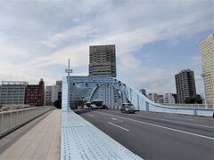 13:50　レトロな雰囲気の青い鉄橋が印象的
1698年に建てられた木橋が原点、あの歌川広重さんの木版画にも登場