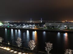 部屋からの夜景。
青くライトアップされた横浜ベイブリッジ。