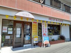 目指すは日高村の「カフェレストマンマ亭」です。
JR土讃線小村神社前駅から国道に出ると右前方に見えます。
今回は、駅の名前にもなっている土佐二の宮「小村神社」にかけたイベント的なオムライス、「オムラジンジャー」を食べるというミッションを果たしに来ました。

