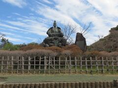 翌日は、化粧坂の切通、結構つらかったが、源氏山まで歩きました。
頼朝像は立派。