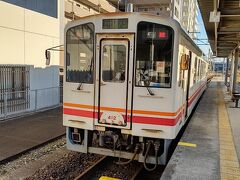 直方駅で、16:20発の「平成筑豊鉄道」に乗車します。開業時カラーの車両です。
