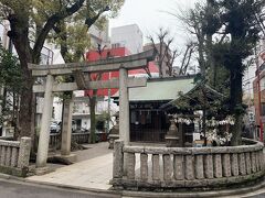 恵比寿神社にやってきました。
変わった敷地です。
まるでロータリーの中心に残されたようです。