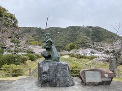 桜公園（と勝手に命名）を抜けて、もらった地図を頼りに佐々木小次郎像へ。