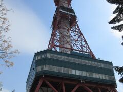 テレビ塔。
ここでHTB北海道テレビの街頭インタビューを受けました。
質問は大通公園の車道通路を減らし、公園を広くする事について。