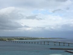竜宮城展望台から渡ってきた来間大橋を眺めます。
風強いけど、雨もふってなくていい景色！