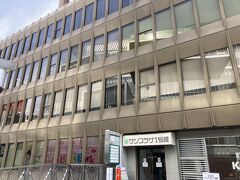 この地には、近鉄百貨店枚方店があったようです。
京阪沿線で近鉄百貨店？という疑問は感じますが、元々は1970年代の「枚方市駅前再開発事業」によって建設された「ひらかたサンプラザ」2号館があった土地の、再々開発のようです。

今でも1、3号館は残っていて、高度成長期の建築様式を残す、ある意味歴史的な価値がある気がします。