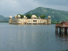  オートリクシャーで、

ヒンディー語で「水の宮殿」という意味のジャルマハルへ！




