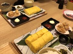 夕食はもちろん
鳥玉　泉崎店へ～
ココ4年前、長男のサマースクールのため近くのアパート借りた時からお気に入り～
食べきれないジャンボだし巻き&;唐揚げ2個&ご飯&鳥だしスープ＝710円は安い！
鳥だしスープをご飯にかけるとウマウマ！
お持ち帰り用のパックも準備されてて良心的。

部屋に帰り、この日は9：00頃就寝､､､zzz
