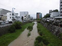 女鳥羽川。雨のため濁っていましたが。普段はきれいな川でこの川沿いにたくさんの井戸があります。