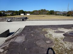 これは薩摩国分寺跡。
発掘され、公園として整備されています。
手前が塔跡、奥が金堂跡です。
