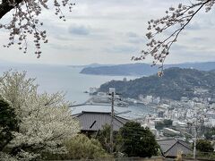 ここまでの旅程はすっ飛ばして、伊豆山です。
熱海です！

まずは、国盗りの春キャン（春のキャンペーン）のスポットであるMOA美術館の駐車場に来ました！駐車場は無料なのでちょこっと停めさせて貰いました。まだ、開館時間前だったし。