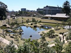 ●玉泉院丸庭園

そして最後、公園の西側にある「玉泉院丸庭園」の方へ足を延ばしてみることに。

元々は２代目藩主・前田利長の正室である玉泉院の屋敷があった場所で、その後歴代藩主により作庭された池泉回遊式の庭園で、近年の発掘調査の成果を踏まえ、2015年に当時の姿に再現されました。