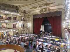 近くには、オペラ劇場が書店になったエル・アテネオ・グランド・スプレンディッドがあります。