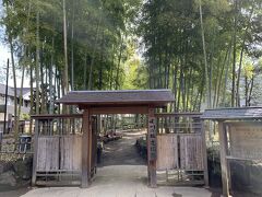 氷川神社の参道は驚くほど長く、ウォーキングには最適。
自然を楽しみながら歩いているとこのような施設にも入れます。
さいたま市の文化継承のための施設で、茶道や花道などの施設になっているようです。