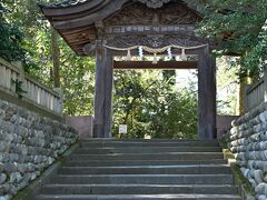 ●尾山神社

引き続き、「金沢城公園」から道路を挟んで向かい側の「尾山神社」へ。
神社裏手の入口にあたる「東神門」は、元々金沢城の二の丸御殿の唐門を移築したもので、一見しただけでも風格を感じさせます。